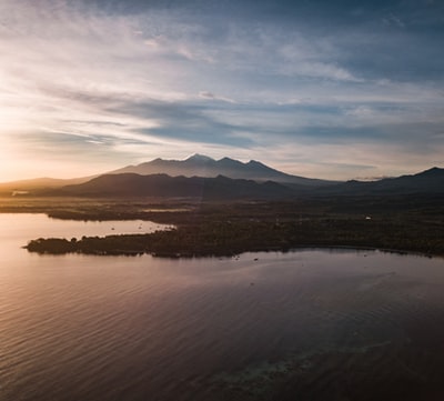 在夕阳山附近的水域
